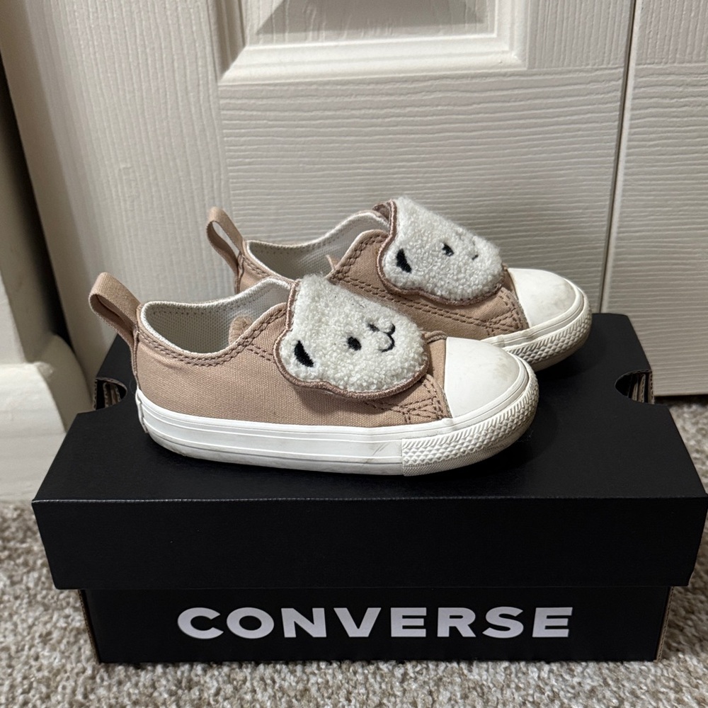 Converse Kids' Beige Bear Sneakers
Used
Still in good condition